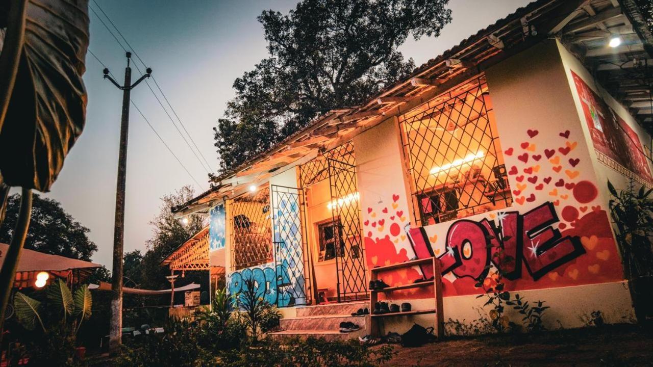 The Peace Hostel 阿姆波尔 外观 照片
