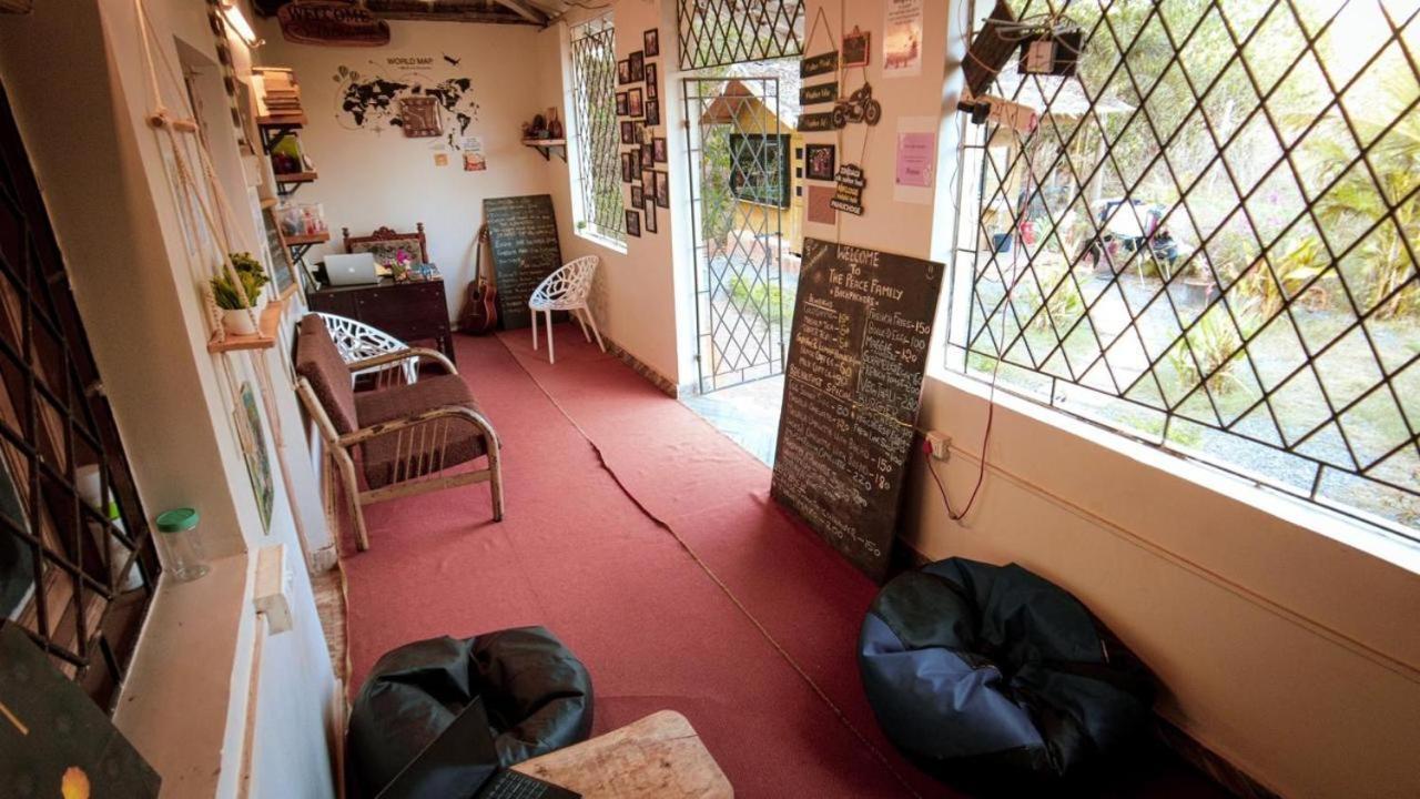 The Peace Hostel 阿姆波尔 外观 照片